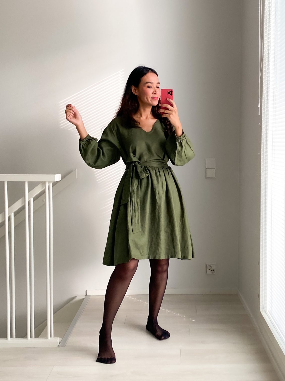 Linengirls Onesize PREMIUM Simple mekko V-pääntie sis. irtovyön - Green Olive 3